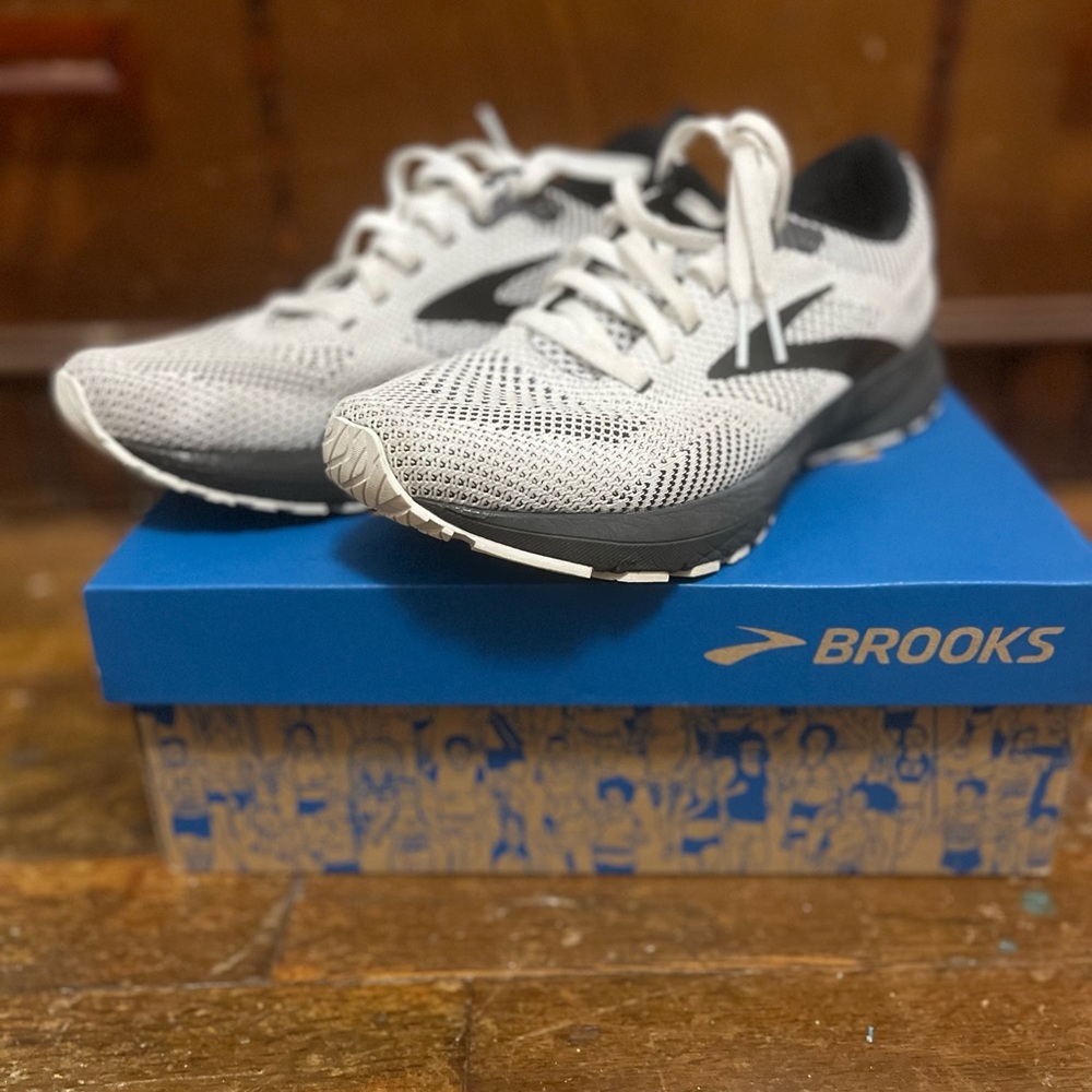 Black & White Brooks